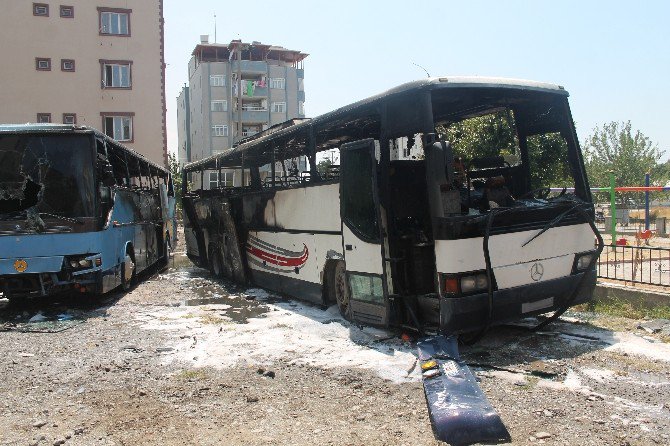 Dörtyol’da Park Halindeki 2 Otobüs Yandı