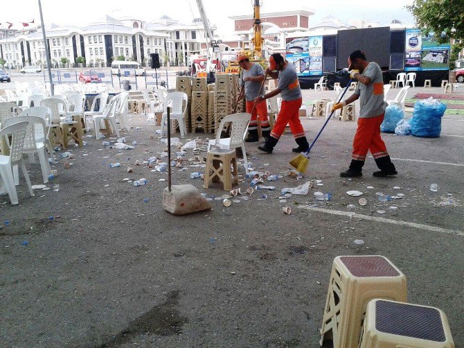 İzmit Belediyesi Nöbet Tutulan Alanı Temizliyor