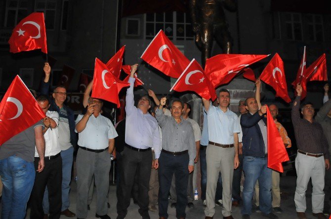 Akşehir’de Demokrasi Nöbeti Sürüyor