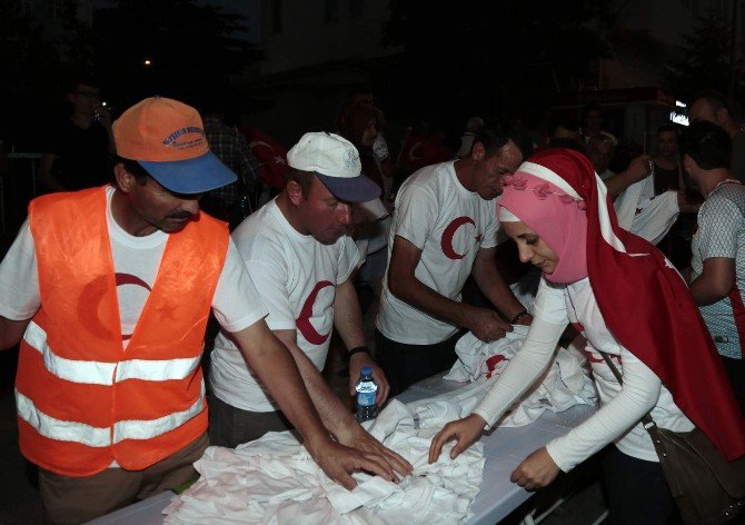 Nevşehir Belediyesi Vatandaşlara Ayyıldızlı Tişört Dağıttı