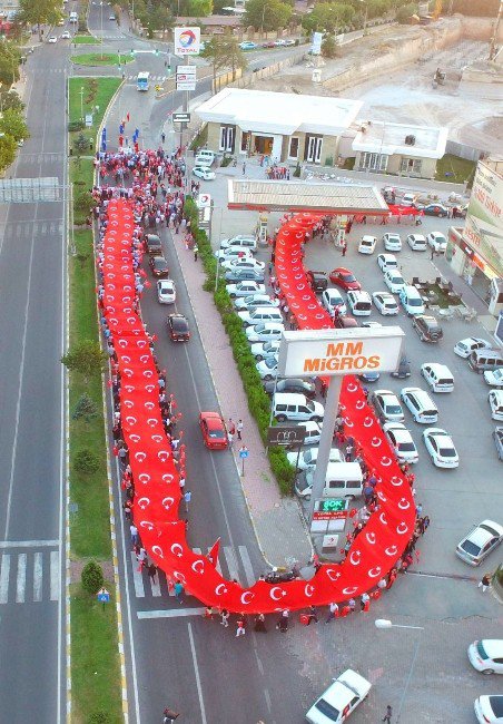 150 Metrelik Türk Bayrağı İle Demokrasi Yürüyüşü Yapıldı