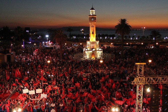 İzmirliler Dokuz Gündür Demokrasi Nöbetinde