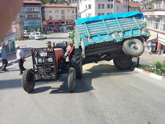 Niksar’da Saman Yüklü Traktör Devrildi