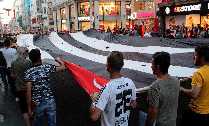 Taraftarlar, Demokrasi İçin Bir Araya Geldi