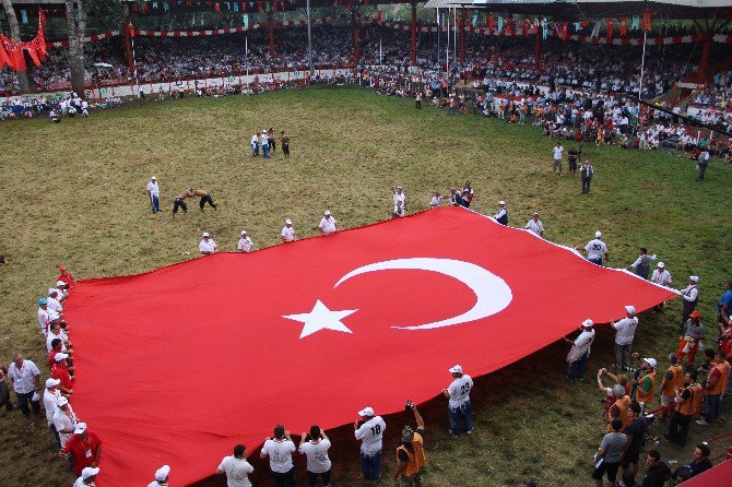 Kırkpınar’da Dev Türk Bayrağı Açıldı