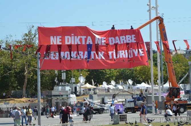 Taksim Meydanı Chp Miting İçin Hazır