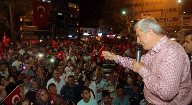 Başkan Karaosmanoğlu, “Darbeyi Gerçekleştirenler Hain Ve İnsanlık Düşmanlarıdır”