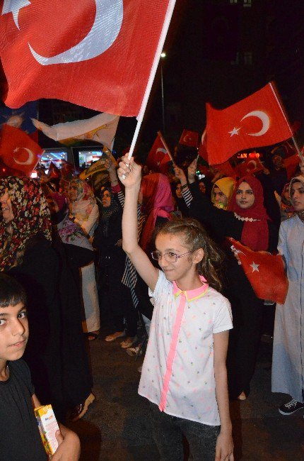 Demokrasi Nöbeti Tutan Küçük Çocuklar “Vatan, Millet İçin Şehit Olmaya Geldik”