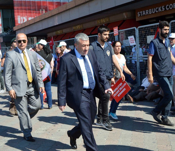 Taksim’deki ’Cumhuriyet Ve Demokrasi Mitingi’ne Vatandaşlar Akın Etti