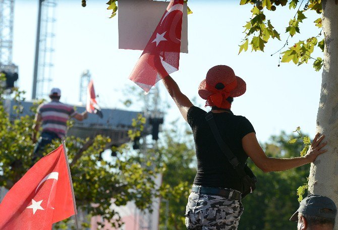 Taksim’de ’Cumhuriyet Ve Demokrasi’ Mitingi