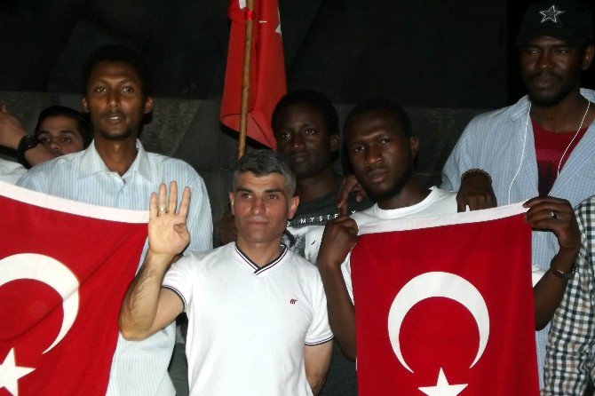 Afrikalı Öğrencilerden Demokrasi Nöbetine Destek