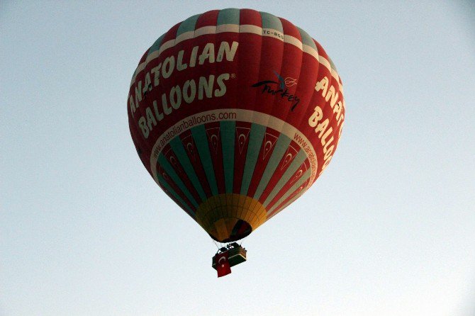 Kapadokya’da Balonlar Türk Bayrakları İle Havalandı