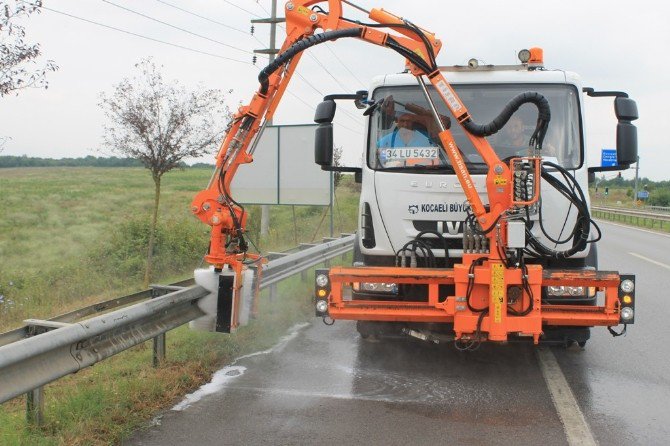 Kocaeli’de Yol Temizleme Ve Bakım Çalışmaları Devam Ediyor