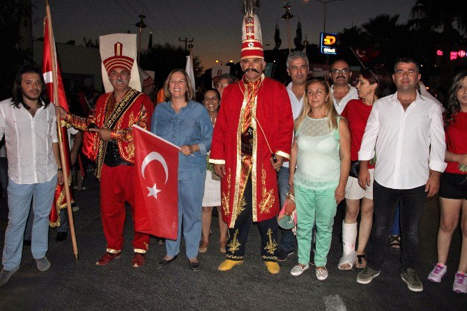 Bodrum’da Binlerce Kişi Demokrasi Yürüyüşü İçin Sokaklara Döküldü