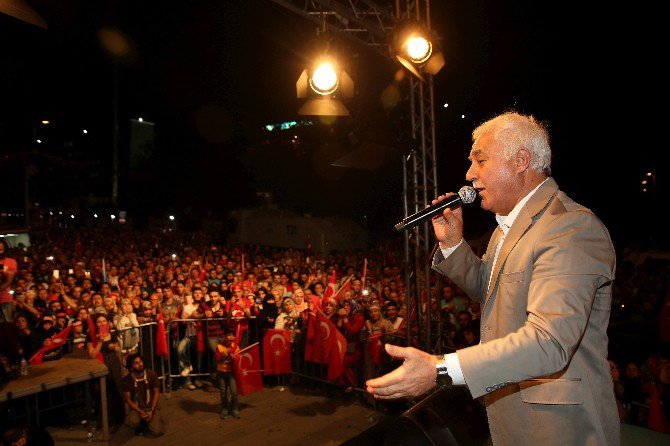 Prof. Dr. Nihat Hatioğlu Ve İlahiyatçı Ömer Döngeloğlu, Vatan Caddesi’nde Demokrasi Nöbeti Tutan Vatandaşlara Hitap Etti.