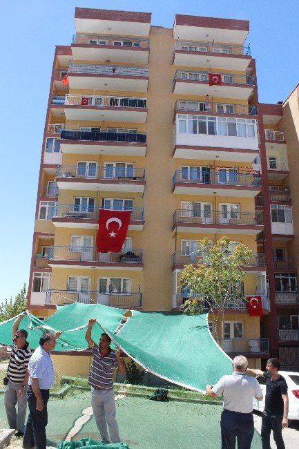 Şehidin Baba Ocağına Türk Bayrakları Asıldı