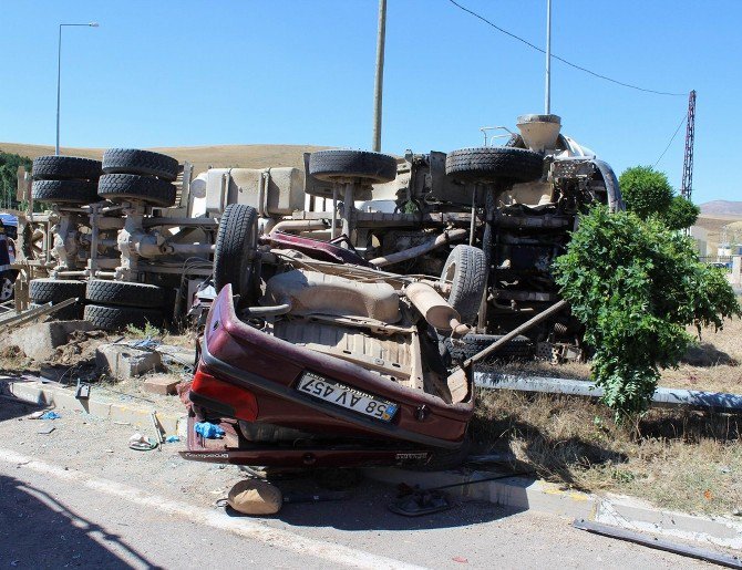 Sivas’ta Beton Mikseri İle Otomobil Çarpıştı: 2 Ölü, 1 Yaralı