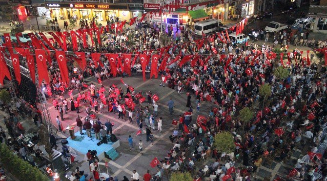 Tekkeköy’de Demokrasi Şehitleri İçin Dua Gecesi