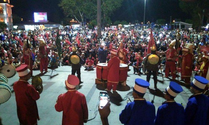 Bandırma’da Demokrasi Nöbeti Devam Ediyor