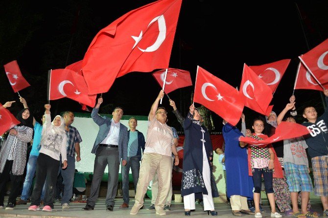 Belediye Başkanları Demokrasi Nöbetinde Buluştu