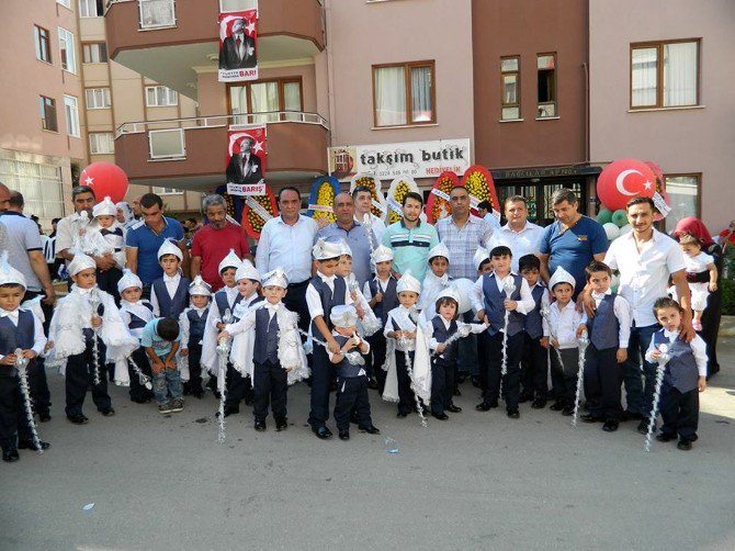 Trafiğe Kapatılan Yolda Toplu Sünnet Şöleni