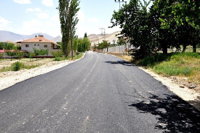 Büyükşehir Belediyesi Darende’de 22 Km Sıcak Asfalt Serimi Yaptı