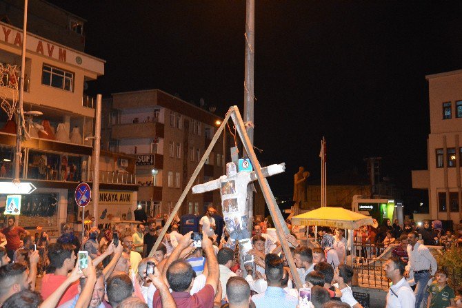 Dilovası’nda Darbeciler İçin Darağacı Kurdular