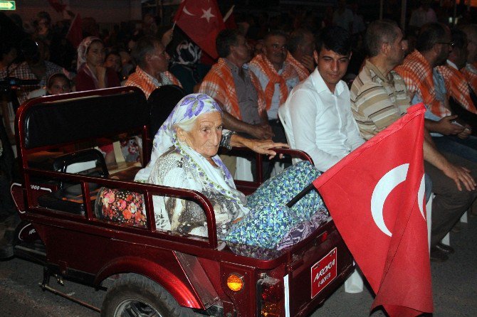 100 Yaşındaki Feriha Nine Demokrasi Nöbetinde