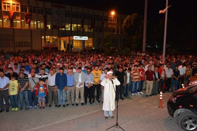 Gediz’de Demokrasi Şehitleri İçin Gıyabi Cenaze Namazı Kılındı