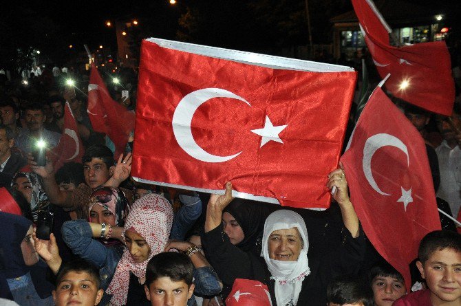 Aktaş, Cumhurbaşkanı İçin Yazdığı Türküyü Seslendirdi