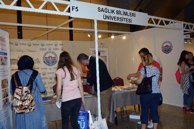 Sağlık Bilimleri Üniversitesi Aday Öğrencileri Tanıtım Standında Ağırladı