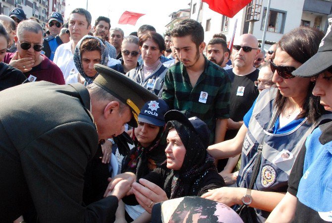 Şehit Annesinin Elini Öpen Bolu İl Jandarma Komutanı Tutuklandı