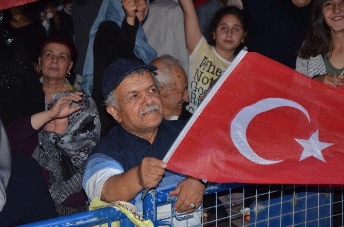 Engellerini Aşıp Demokrasi Nöbetine Geldiler