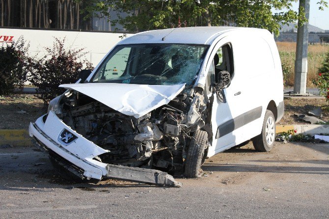 Eskişehir’de Virajı Alamayan Sürücü Karşı Şeride Geçti: 15 Yaralı