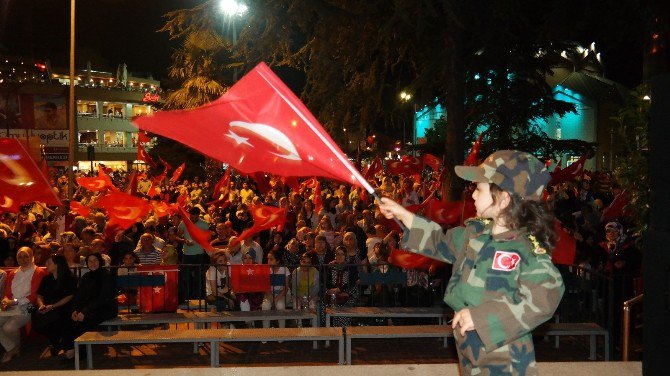 Milletvekili Karaburun: "Ne Kadar Büyük Bir Millet Olduğumuzu Bütün Dünyaya Gösterdik"