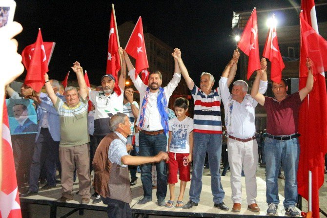 Demokrasi Nöbetine Siyasi Partiler Beraber Katıldı