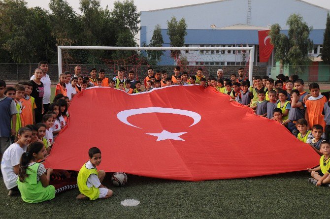 Cizreli Minik Sporculardan ‘Darbe Girişimine’ Bayraklı Protesto