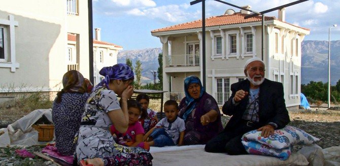 Türkiye Ahıska Türklerine Kucak Açtı