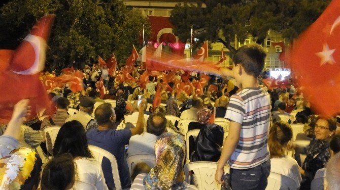 Burhaniye’de Demokrasi Nöbetinde Dualar Yapıldı Ve Aşure Dağıtıldı