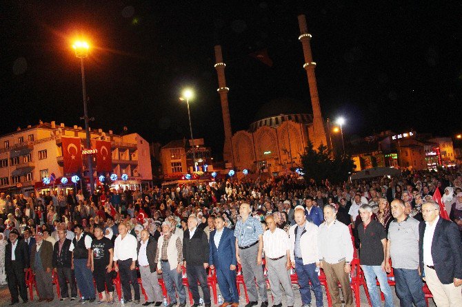 Develililer Gündüz İşinde Gece Demokrasi Nöbetinde