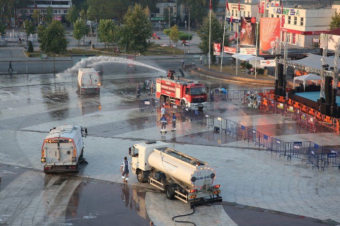 Sakarya Kent Meydanı Her Sabah Yıkanıyor