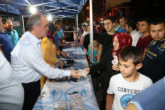 Pamukkale Belediyesi’nden Demokrasi Nöbeti Tutan Vatandaşlara İkram