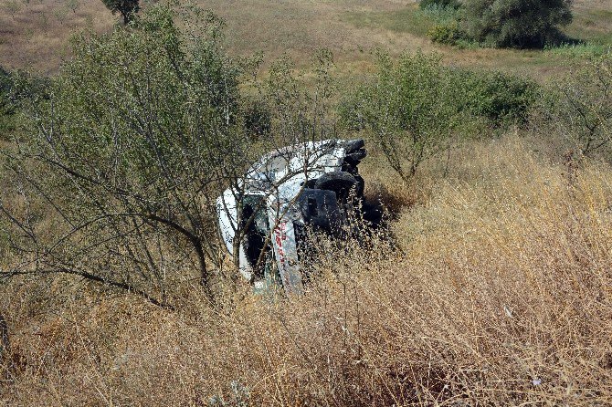 Tekerleği Patlayan Minibüs Şarampole Uçtu