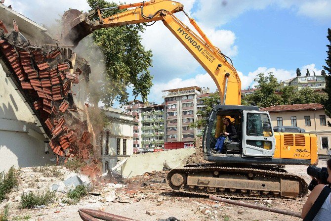 İzmit’te Eski Binaların Yıkımı Sürüyor