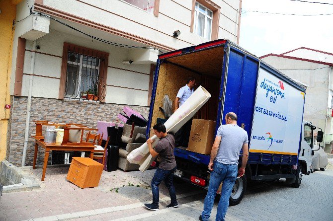 Beylikdüzü’nün Dost Elleri Su Baskınında Mağdur Olan Aileye Uzandı