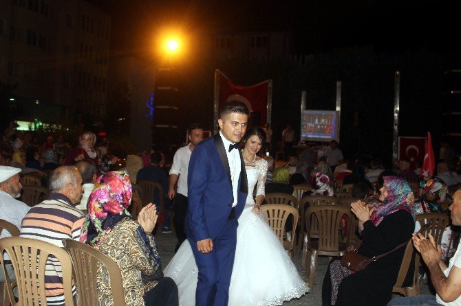 Manisa’da Gelin Ve Damat Demokrasi Nöbetine Koştu