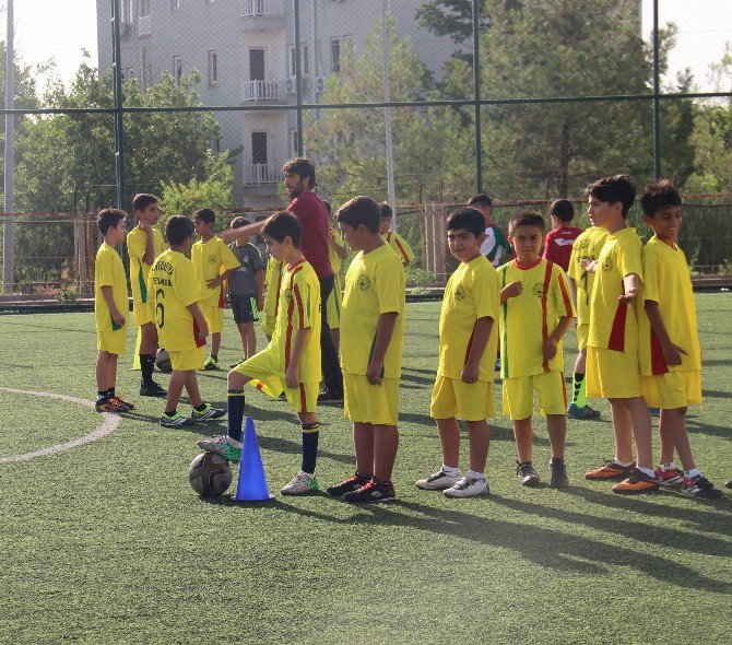 Çocuklar Yaz Spor Okullarında Tatilin Keyfini Çıkarıyor