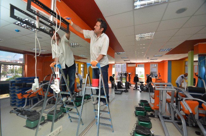 Spor Salonlarında Hummalı Çalışma