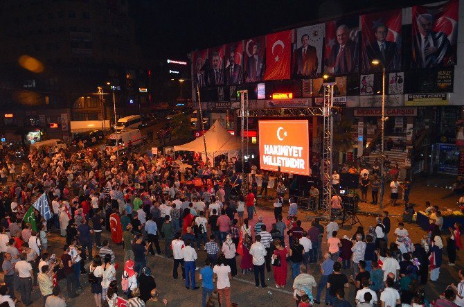 Tekerlekli Sandalyesi İle Demokrasi Nöbetine Akın Etti