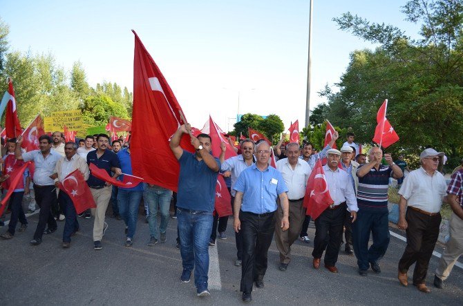 Adilcevaz’da Demokrasi Ve Bayrak Yürüyüşü